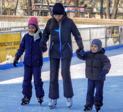 В Алматы еще нет снега, но ледовые катки поднимают настроение горожан