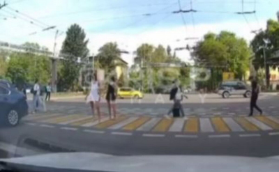 Девушки устроили дефиле прямо на перекрестке Алматы (ВИДЕО)