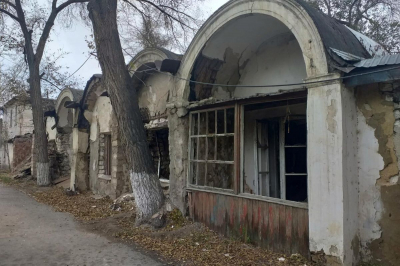 Обещали ретростиль - получили пустырь: что построят на месте снесенных «паровозиков» в Атырау?
