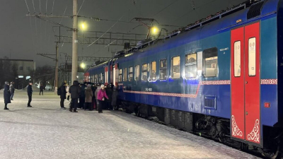 Финиками и водой угощают пассажиров в казахстанских поездах